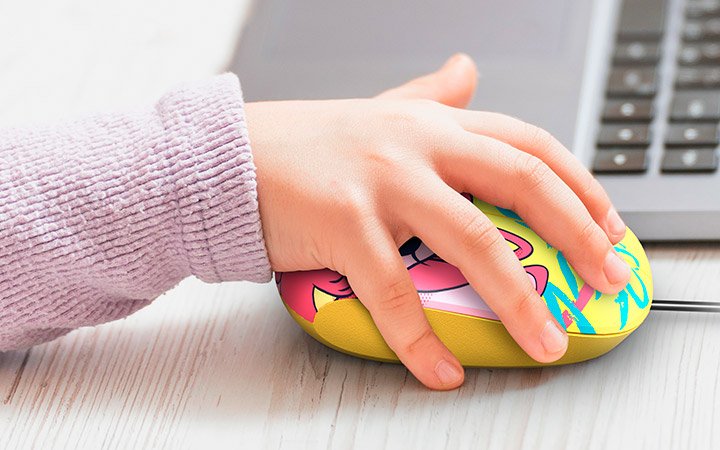 mouse Xtech Stitch amarillo siendo usado