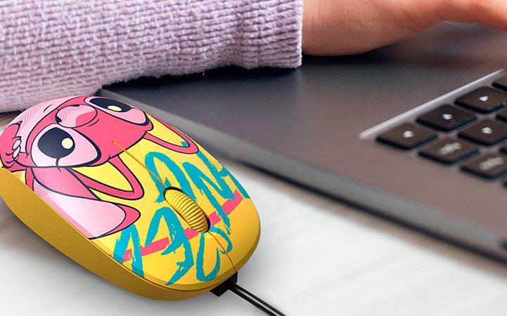 mouse Xtech Stitch amarillo siendo usado sobre un escritorio